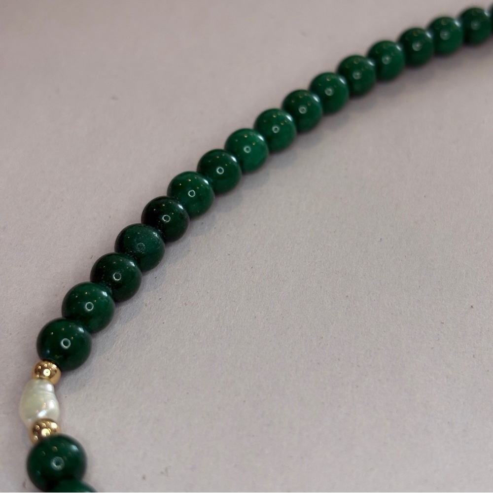 Vintage-Inspired Green Beaded Necklace – 16" with Gold Tone Clasp & Faux Pearls - Picture 2 of 13